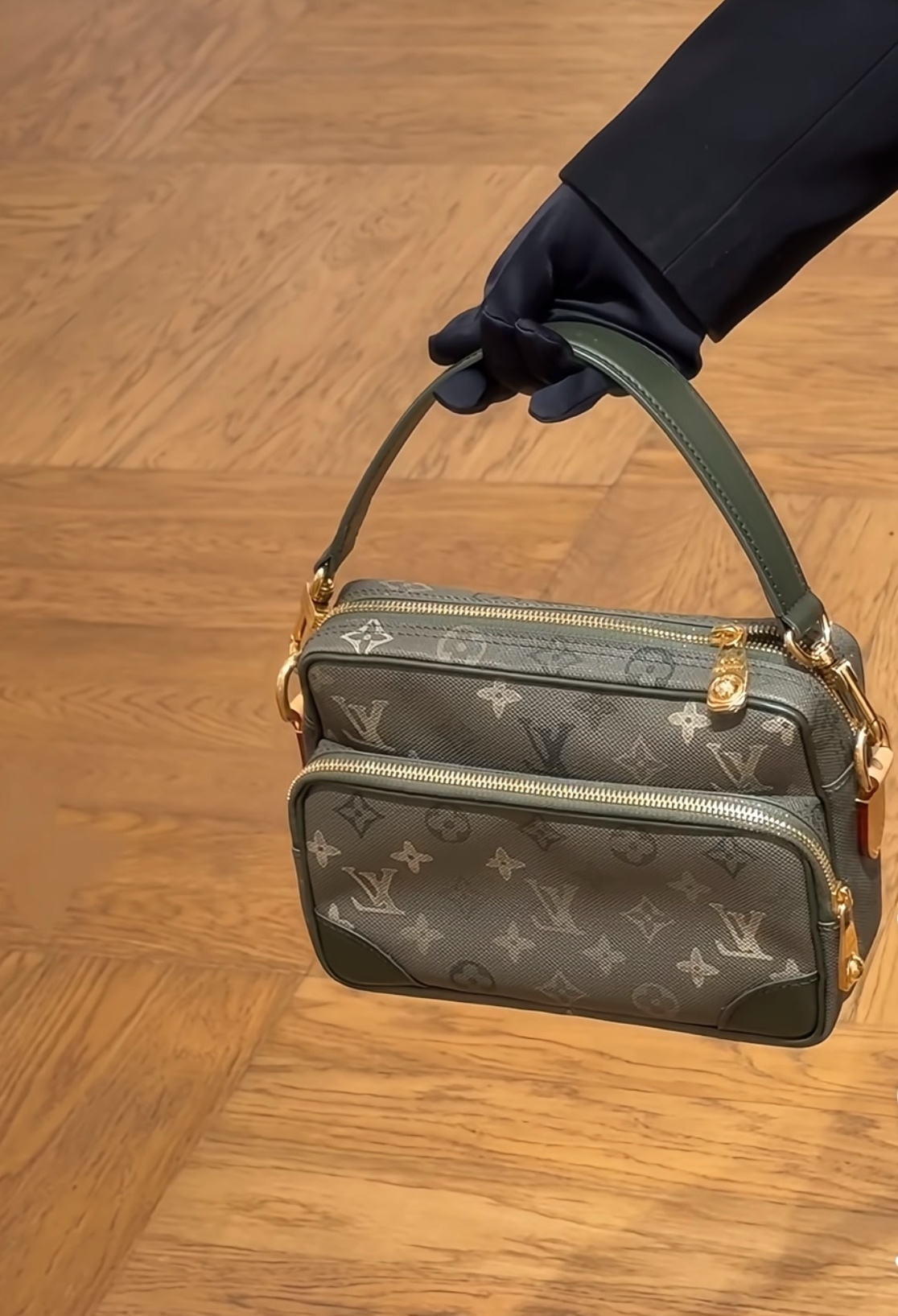 2026124173319180 270